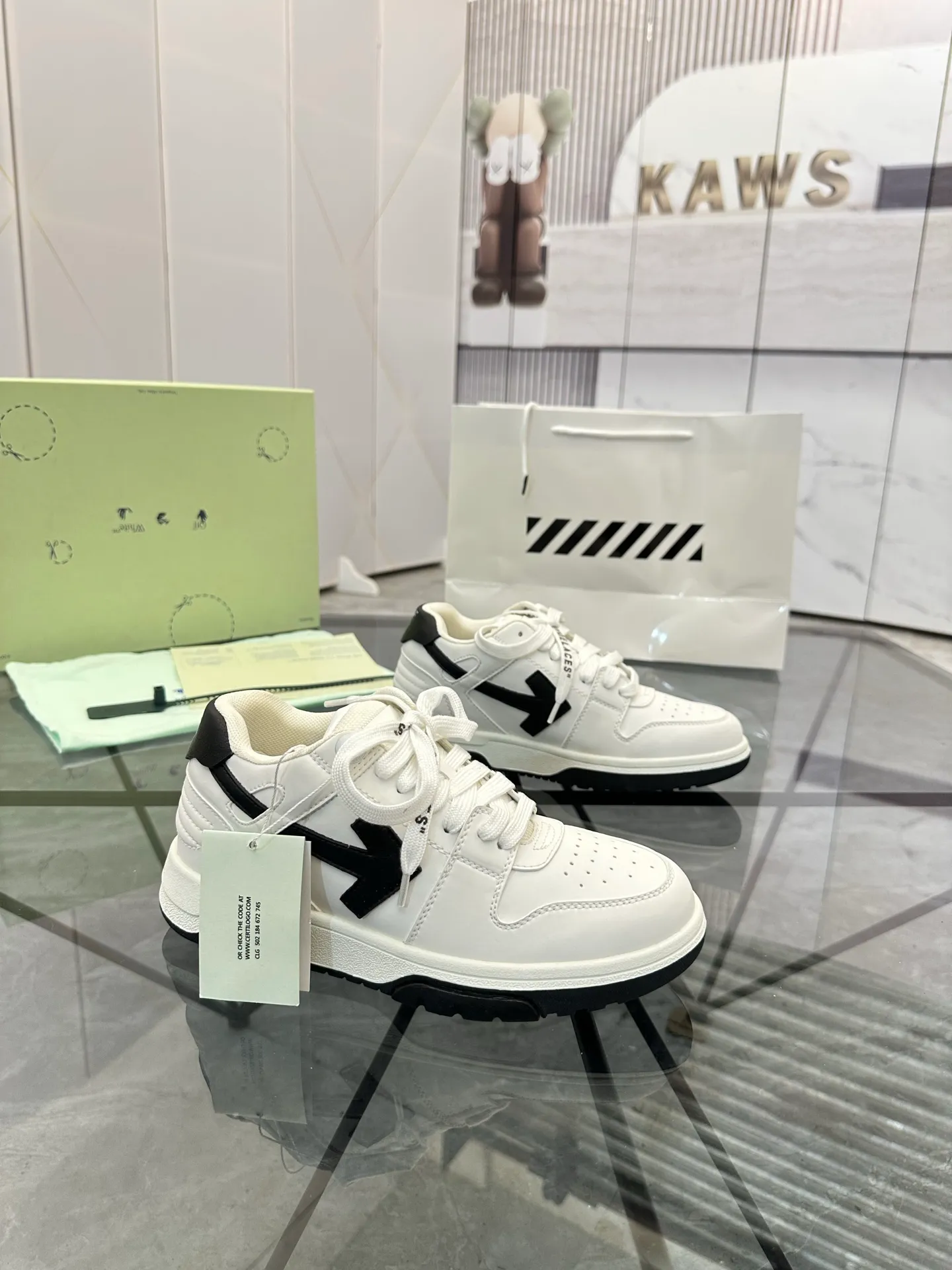 Selling men's shoes 💰: 💰P560¥ High-end top quality (leather buckle plus 10) Product trademark: OFF WHITE * "OFF WHITE*" low-top casual shoes Regular size: 35-45 (can be customized to 46) Couple style Product material: imported first-layer cowhide leather upper, breathable lining, original outsole. No.: H203